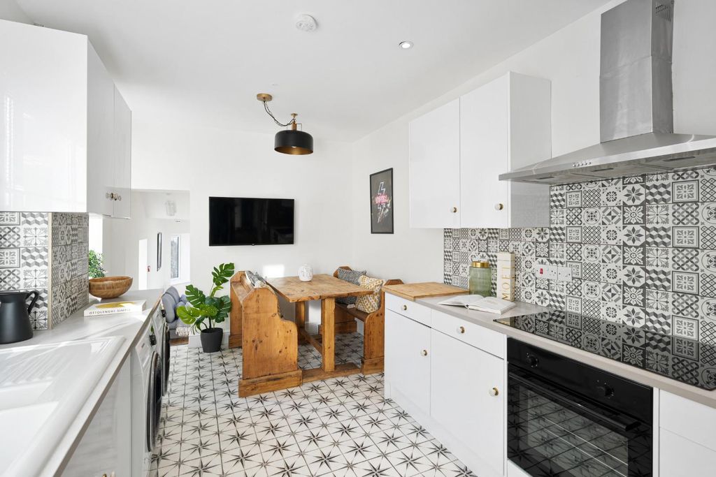 8 bed property to rentLodge Causeway, Bristol BS16