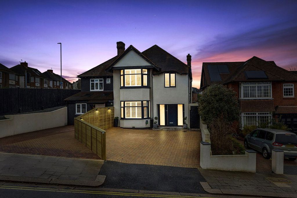 4 bed property to rentWoodland Drive, Hove BN3