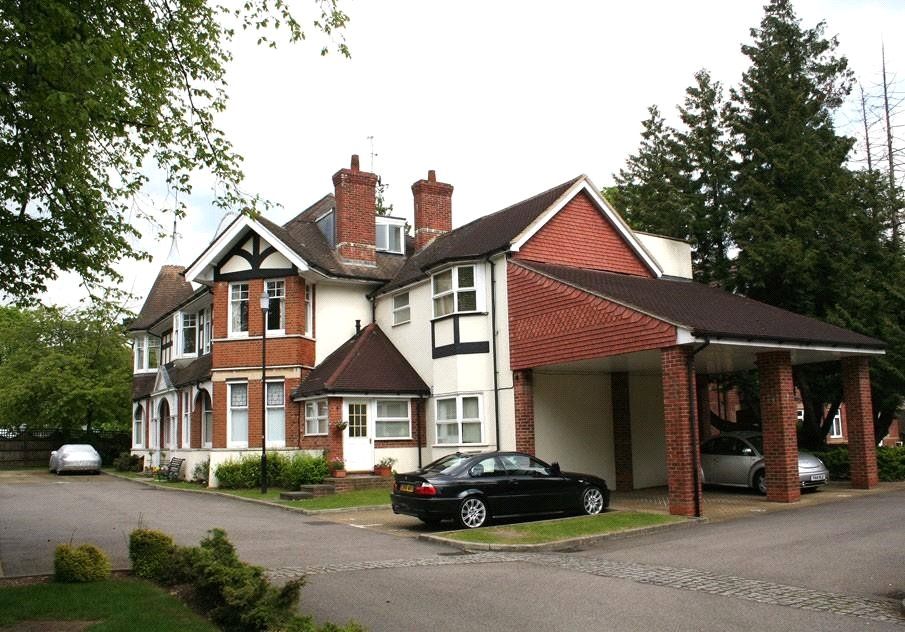 2 bed flat to rentThe Moorings, Aldenham Road, Bushey, Herts WD23