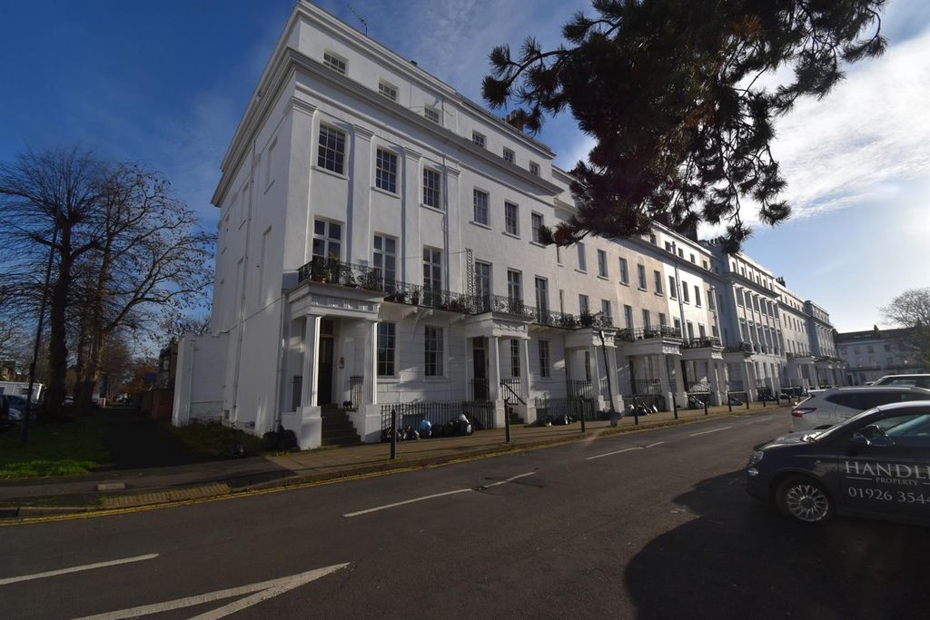 2 bed flat to rent32 Clarendon Square, Leamington Spa CV32