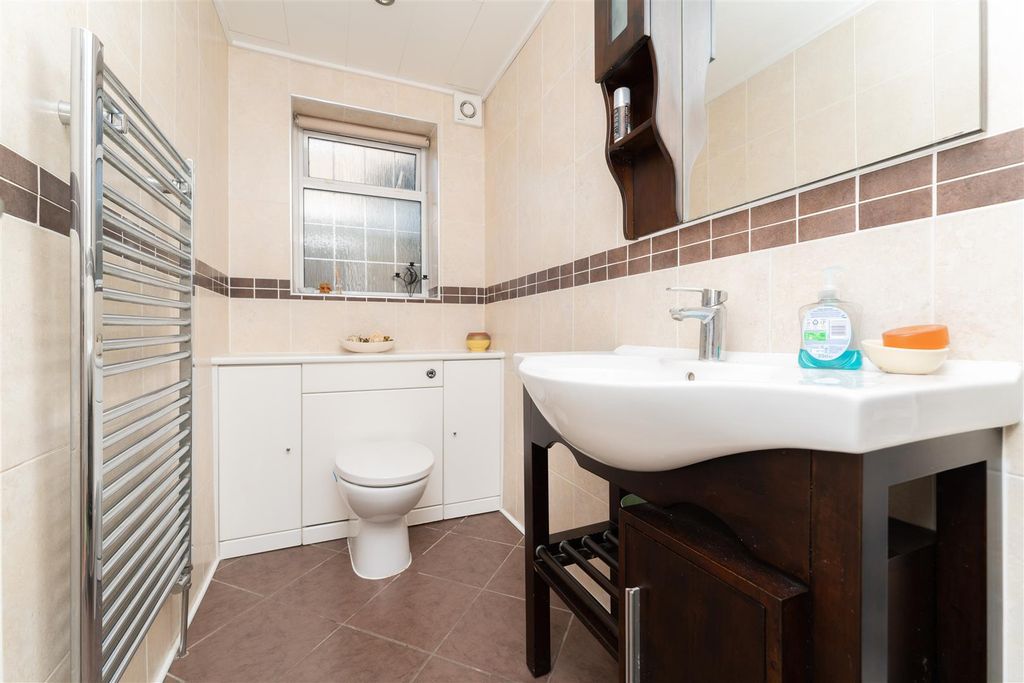 Additional image 12 of 5 bed detached house to rentWellesley Avenue, Iver SL0