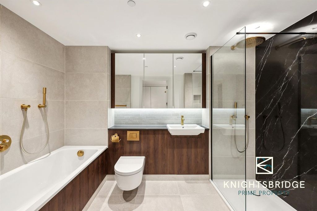 2 bed flat for saleLandmark Square, London E14 photo 4