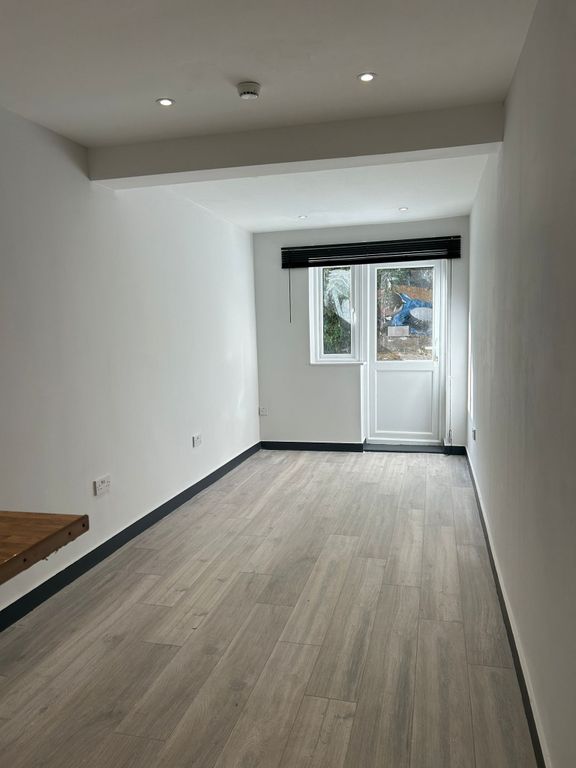 Additional image 2 of 6 bed shared accommodation to rentRaymond Crescent, Guildford GU2