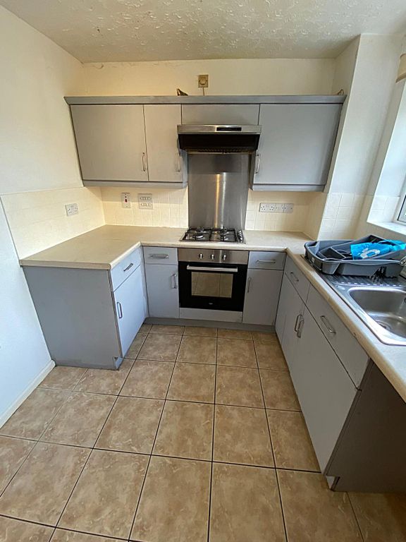 2 bed terraced house to rentClos Eiddiw, Cardiff CF5 photo 2
