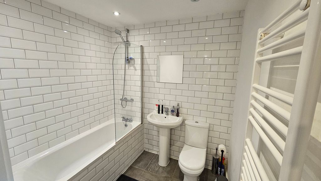 1 bed flat for saleTalbot Road, Old Trafford, Manchester M16 photo 5