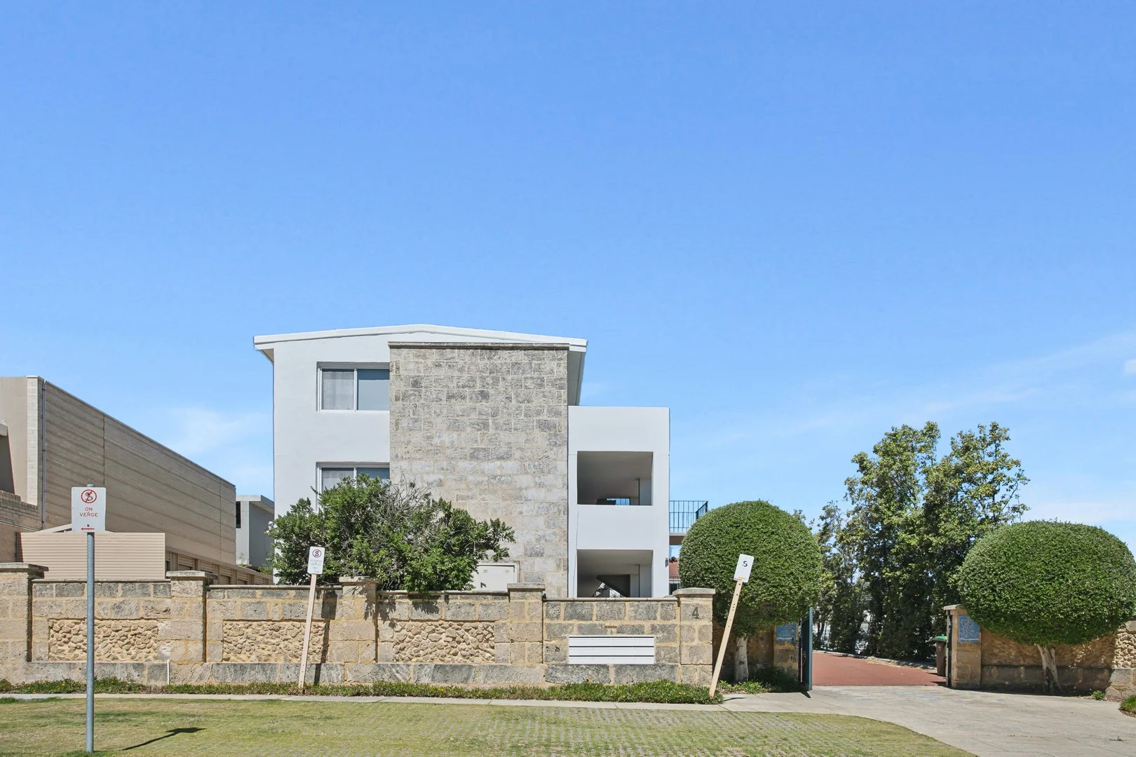 1/4 Gadsdon Street, Cottesloe WA 6011