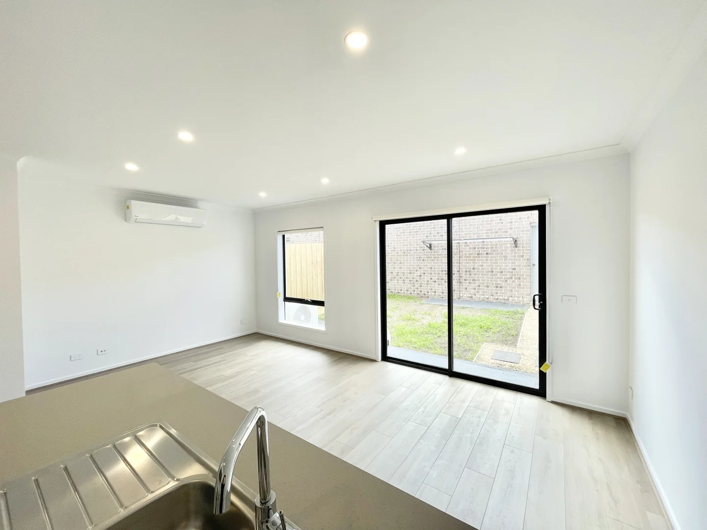 10 Flank Walk, Fraser Rise VIC 3336 photo 3