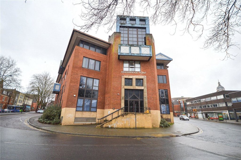 2 bed flat to rentClarence Street, Swindon, Wiltshire SN1