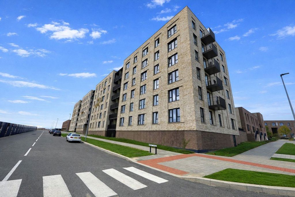 2 bed flat to rentThe Dials, Patchway BS34 photo 2