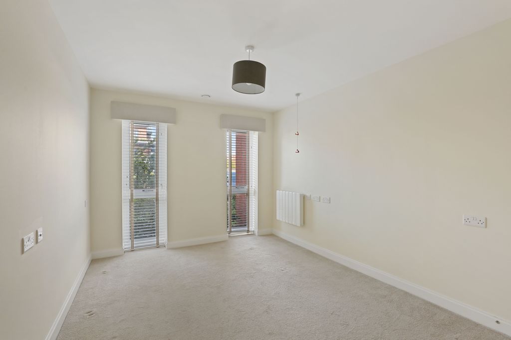 2 bed flat to rentSt. Ann Way, The Docks, Gloucester GL2 photo 5