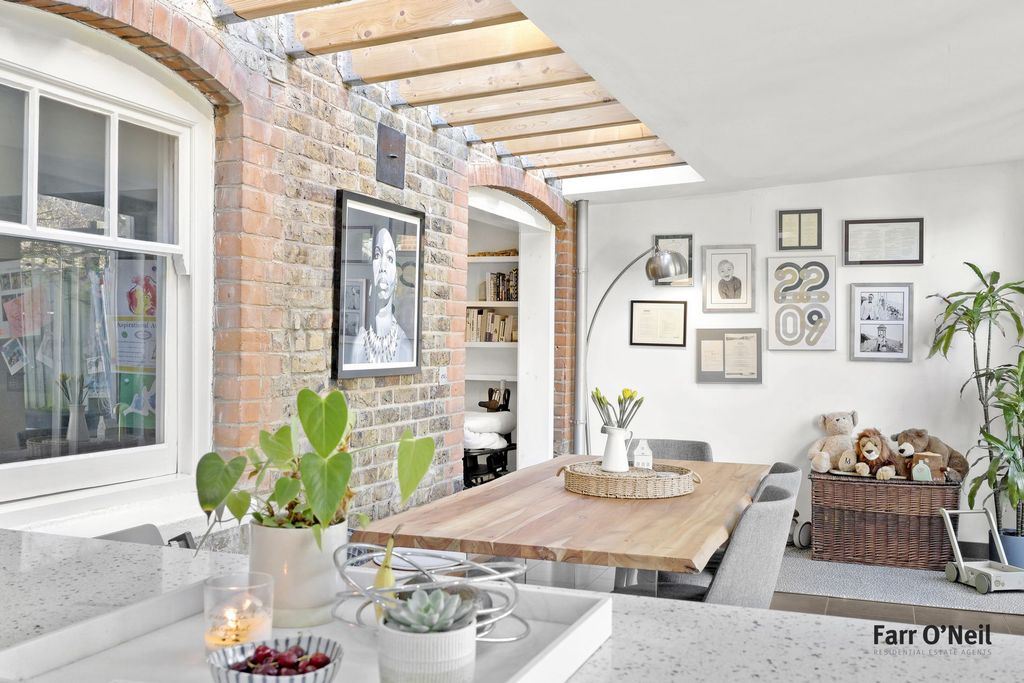 Additional image 15 of 5 bed semi-detached house to rentKings Avenue, Buckhurst Hill IG9