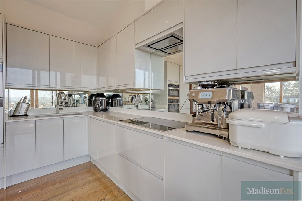 Additional image 4 of 2 bed flat to rentPalmerston Road, Buckhurst Hill, Essex IG9