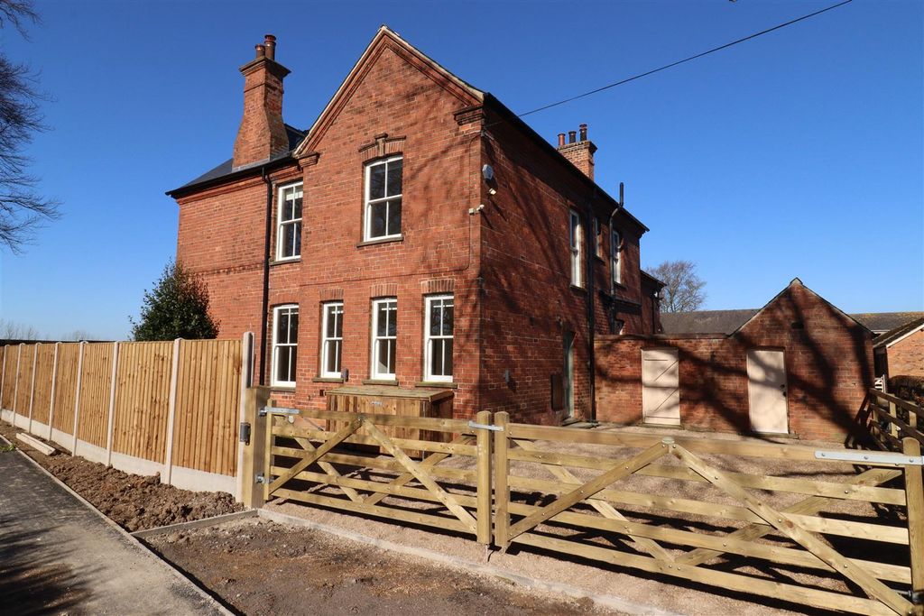 4 bed semi-detached house to rentWestfield Lane, Swanland, North Ferriby HU14