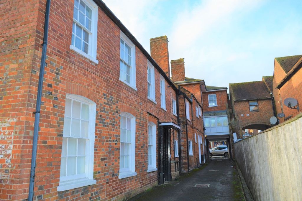 2 bed flat to rentHigh Street, Marlborough SN8