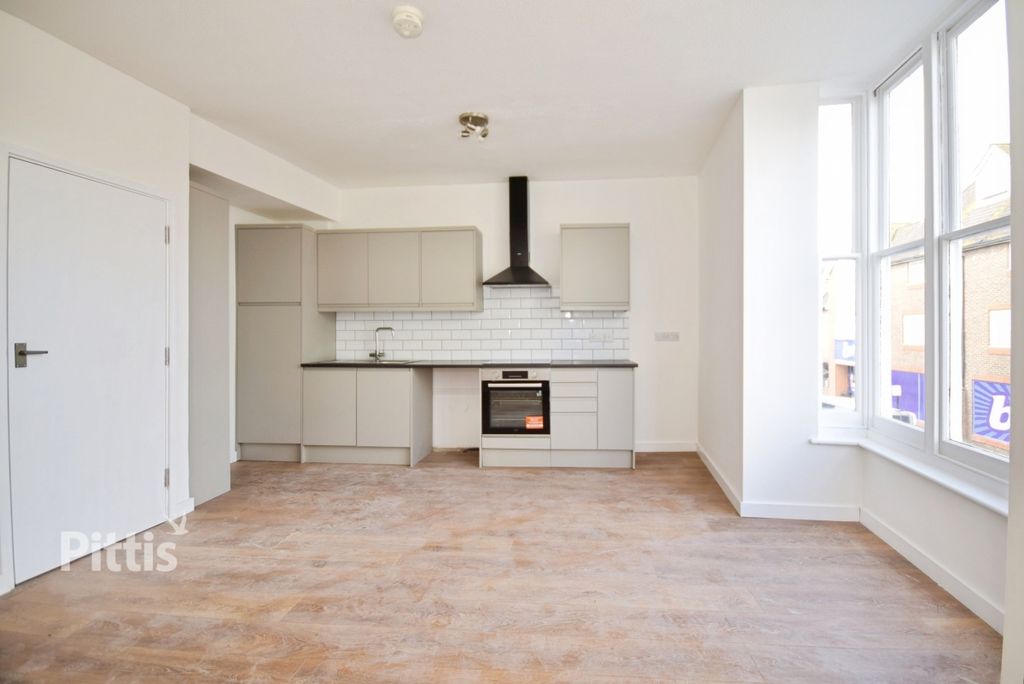 Additional image 2 of 3 bed flat to rentPyle Street, Newport PO30