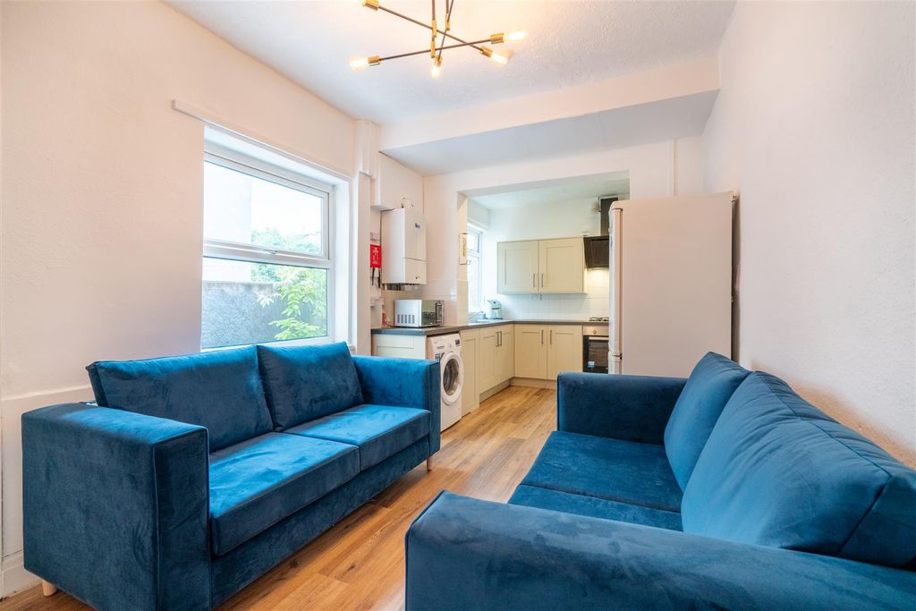 5 bed shared accommodation to rent58 Brunswick Street, Broomhall, Sheffield S10 photo 5