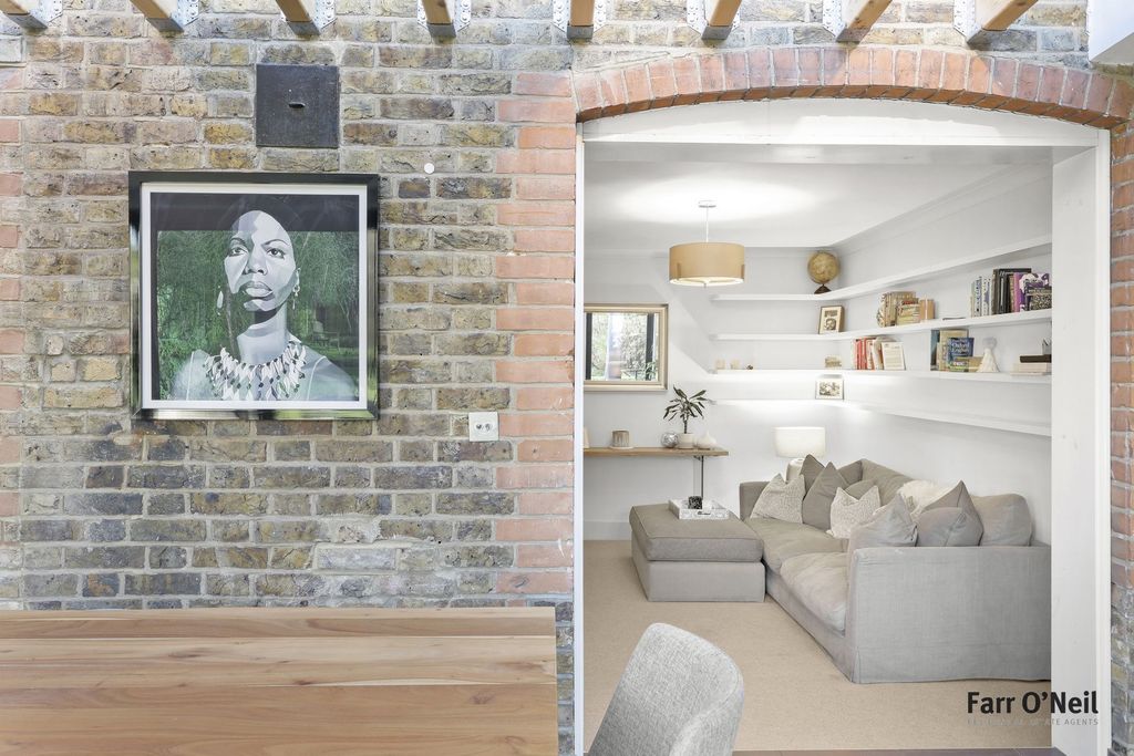 Additional image 18 of 5 bed semi-detached house to rentKings Avenue, Buckhurst Hill IG9
