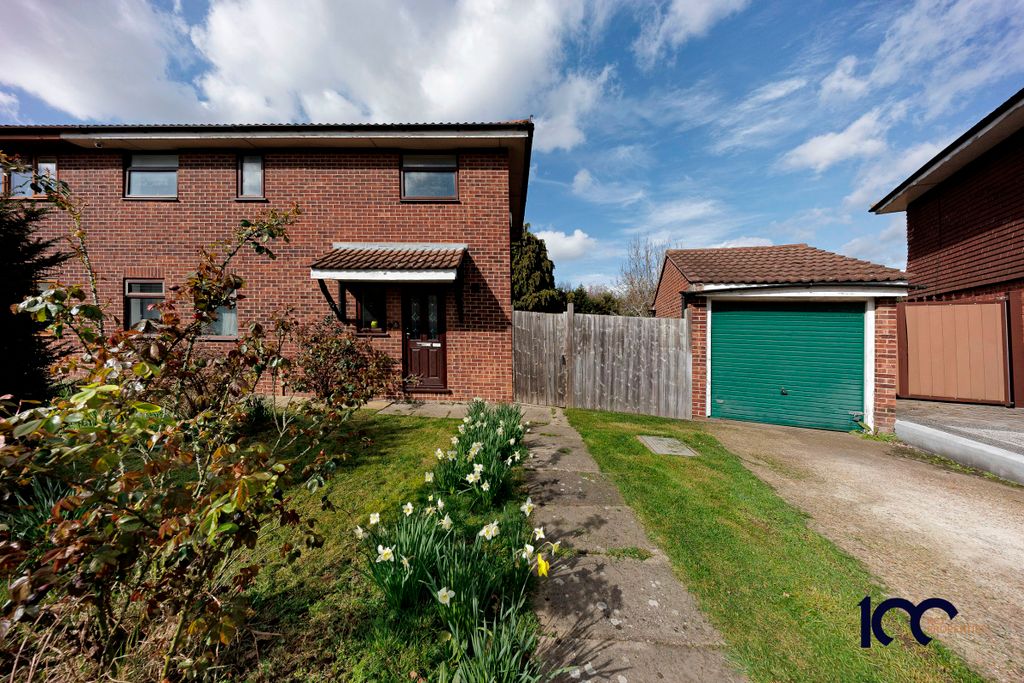 3 bed semi-detached house for saleComfrey Court, Grays RM17