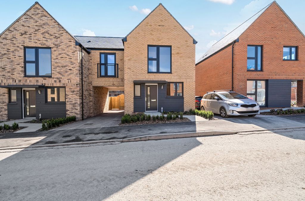 3 bed end terrace house to rentHarebell Way, Winchester, Hampshire SO22
