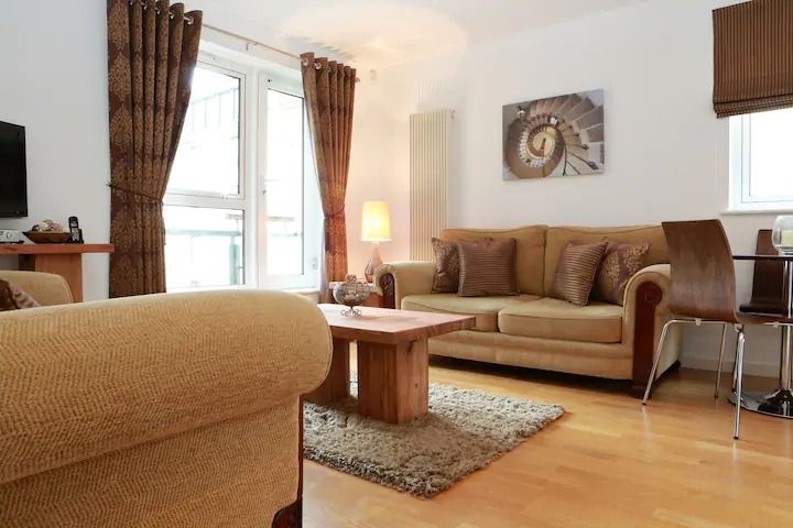 2 bed flat to rentHolyrood Road, Edinburgh EH8 photo 2