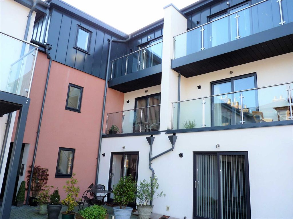 2 bed flat to rentCatherine Court, Catherine Street, Hereford HR1