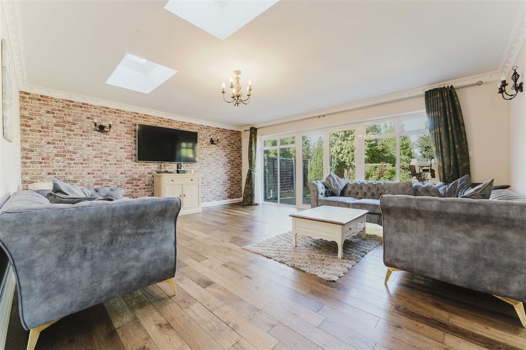 Additional image 2 of 5 bed detached house to rentWellesley Avenue, Iver SL0