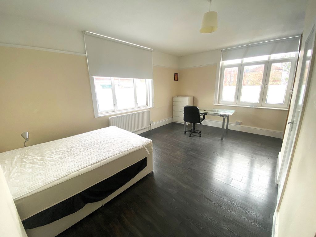 Additional image 2 of 6 bed maisonette to rentAlbert Road, Southsea PO5