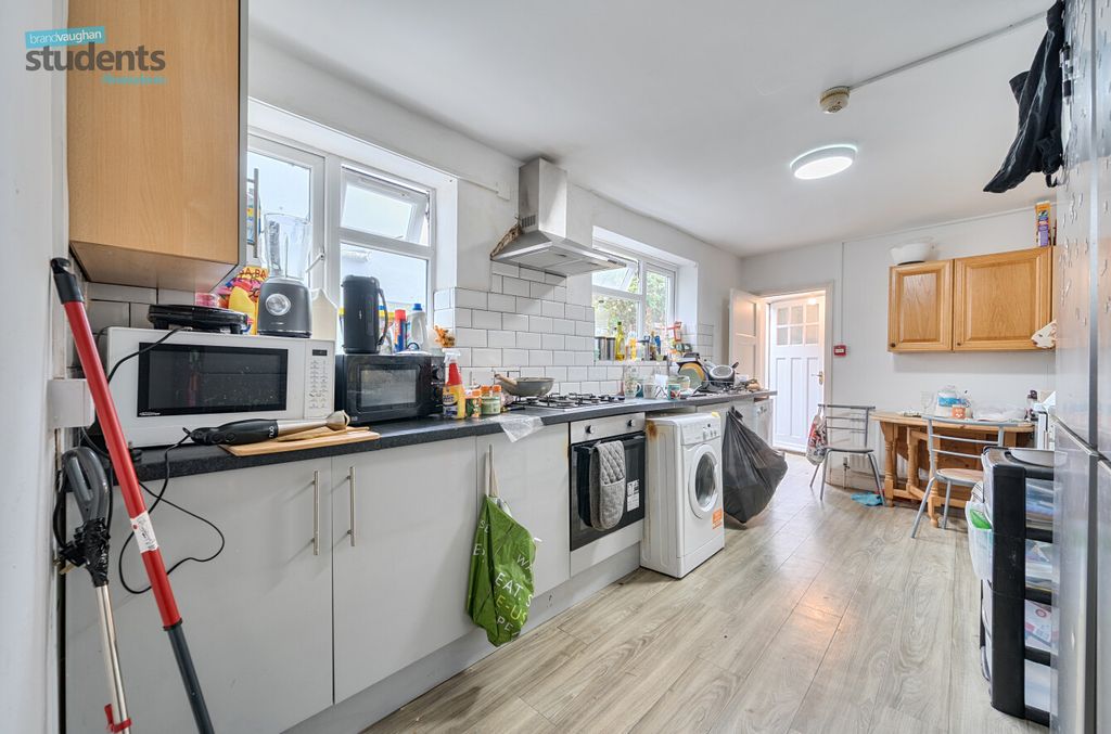 8 bed terraced house to rentDitchling Rise, Brighton, East Sussex BN1 photo 2