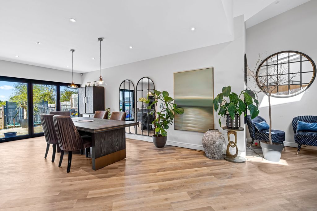 4 bed barn conversion to rentCold Pool Lane, Badgeworth GL51 photo 4