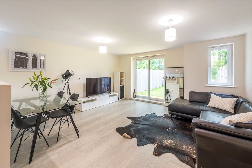 2 bed flat to rentHelena Court, Burgess Hill, West Sussex RH15