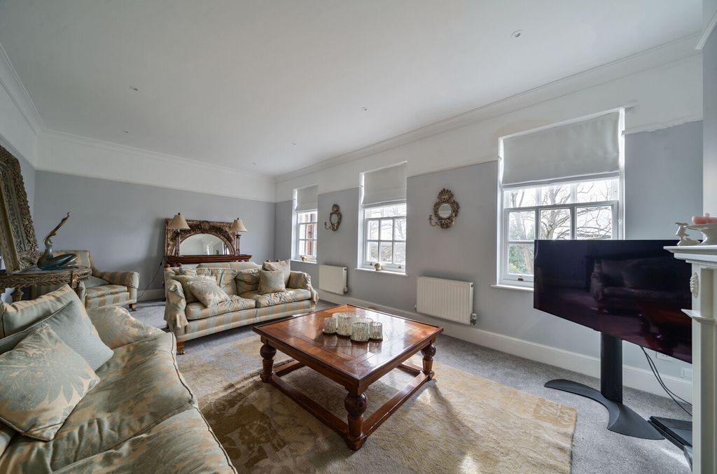 4 bed parking/garage to rentPeninsula Square, Winchester, Hampshire SO23 photo 2