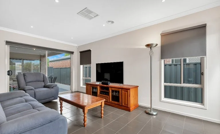 12 Clematis Crescent, Manor Lakes VIC 3024 photo 3
