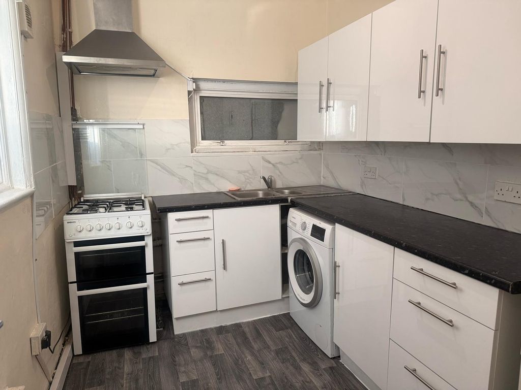 Additional image 2 of 5 bed detached house to rentTalbot Road, Luton LU2