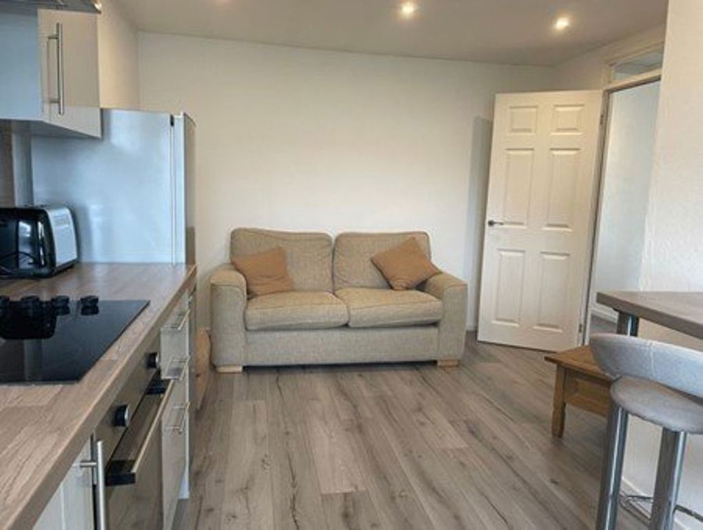 2 bed shared accommodation to rentHamilton Avenue, Fife KY16 photo 2
