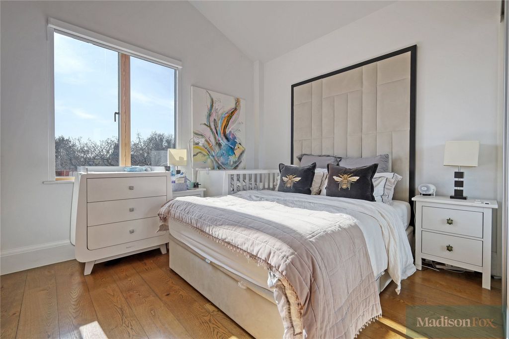 Additional image 20 of 2 bed flat to rentPalmerston Road, Buckhurst Hill, Essex IG9