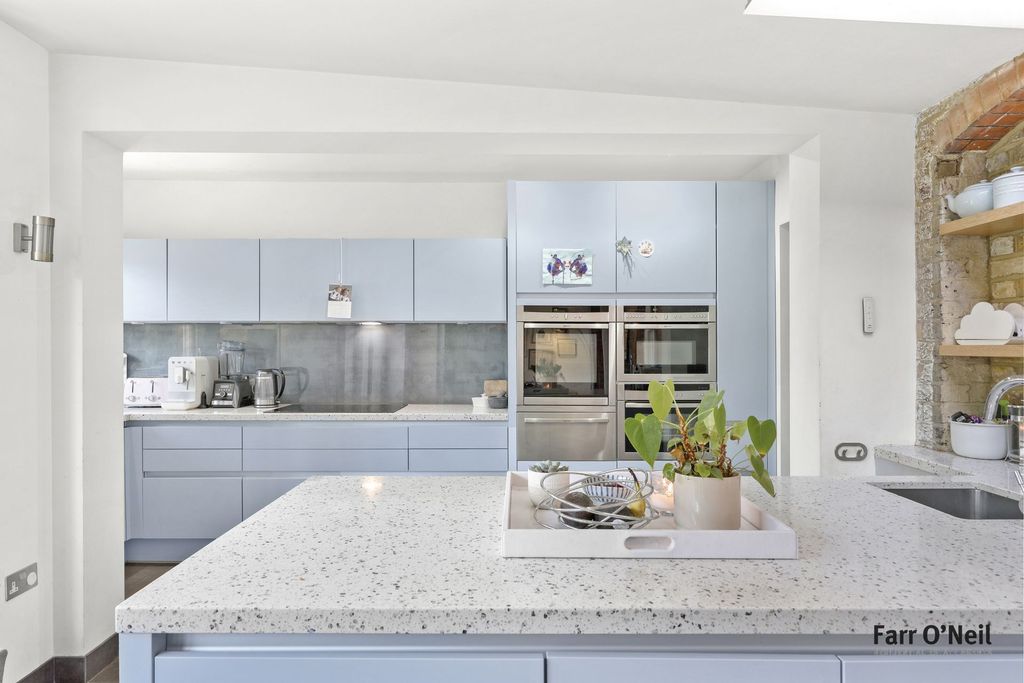 Additional image 14 of 5 bed semi-detached house to rentKings Avenue, Buckhurst Hill IG9