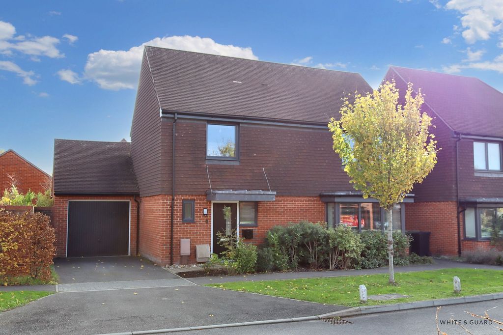 3 bed detached house for saleBrook Close, Swanmore SO32