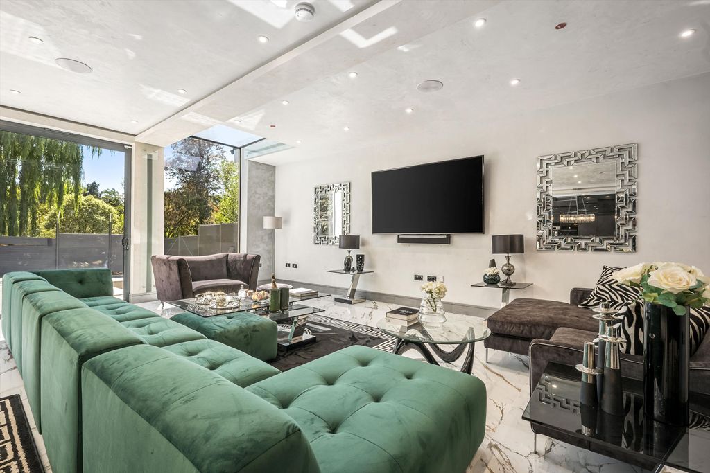 Additional image 3 of 5 bed detached house to rentWaggon Road, Barnet EN4