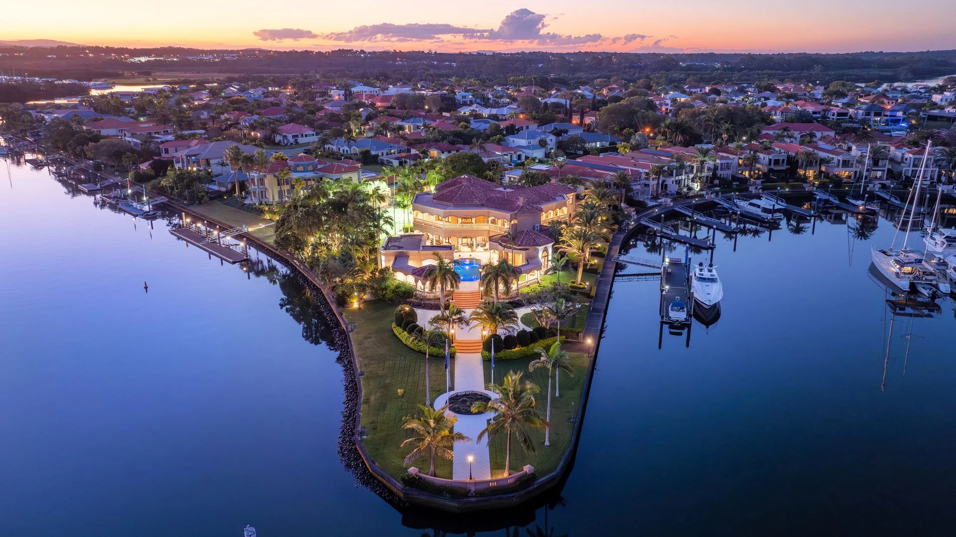 1525 Riverdale Dr, Hope Island QLD 4212