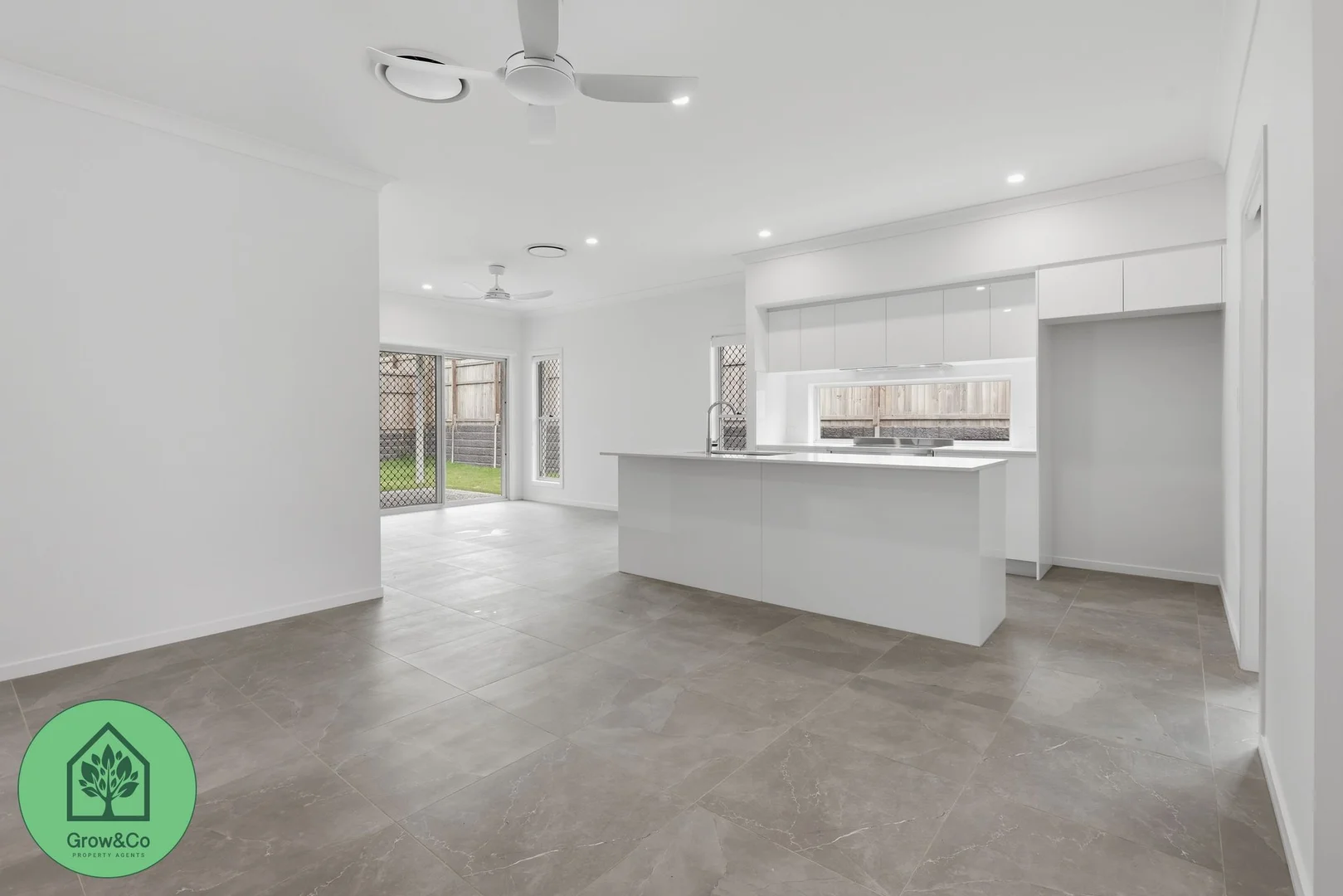 31 Heathcote Circuit, Redland Bay QLD 4165 photo 3