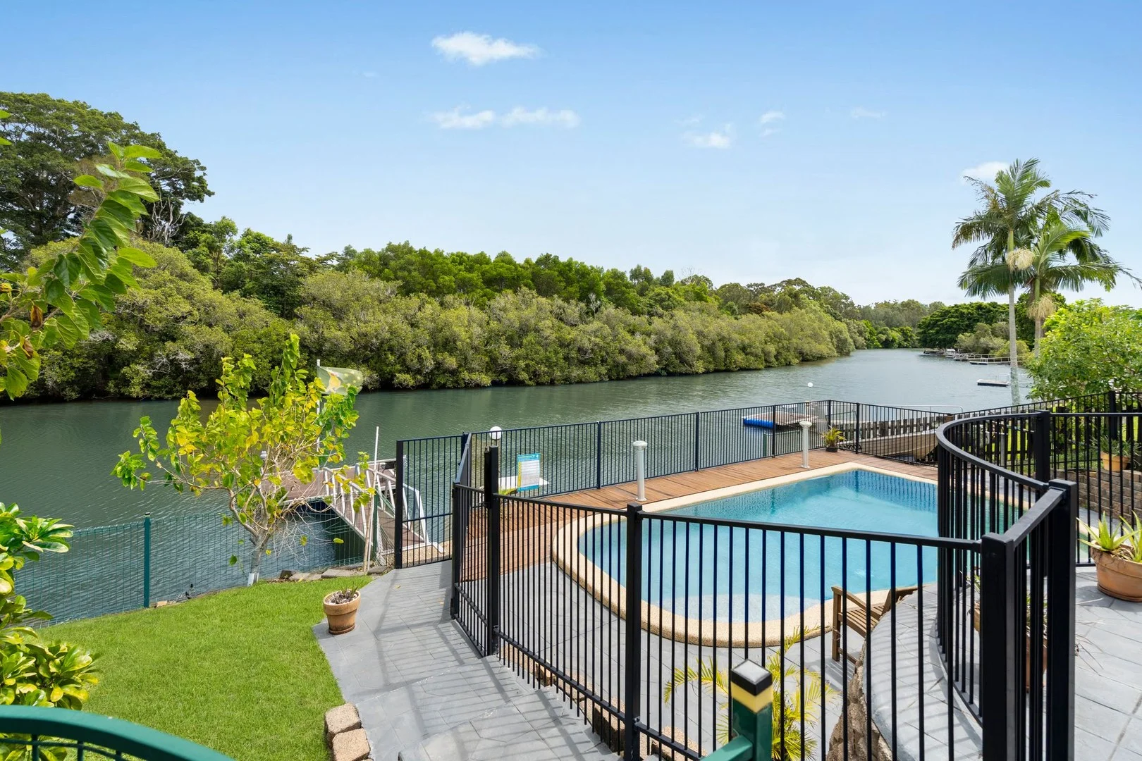 242 Nineteenth Avenue, Elanora QLD 4221