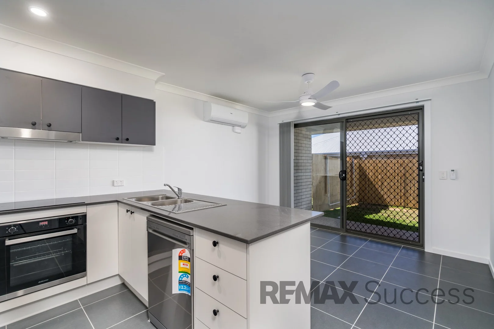 2/4 Bluebell Street, Glenvale QLD 4350