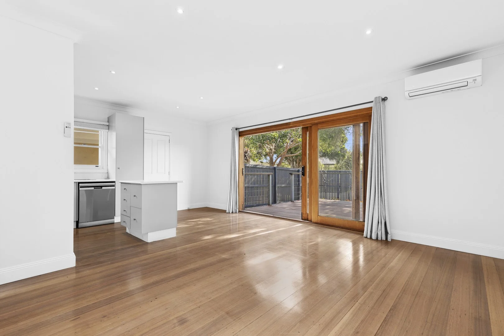 2/5 Harrow Close, Belmont VIC 3216 photo 2