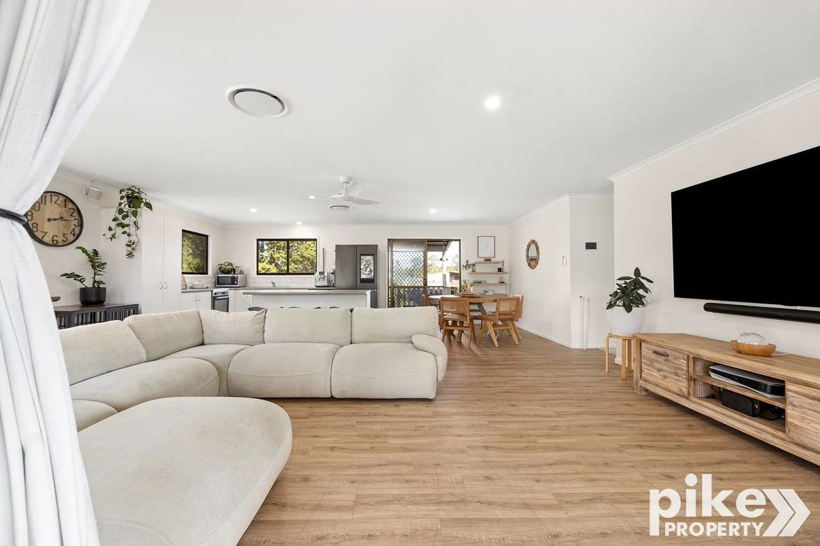 4 Leach Avenue, Landsborough QLD 4550 photo 2