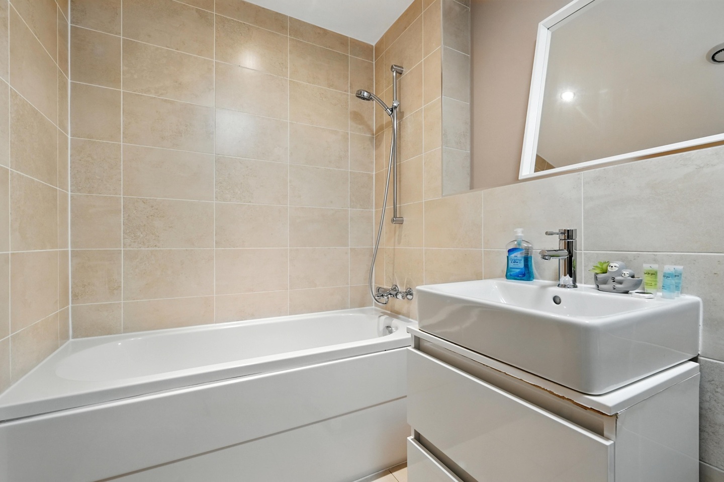 Additional image 16 of 2 Bed Flat, Princes Dock Street, BT1, N1 7GU
