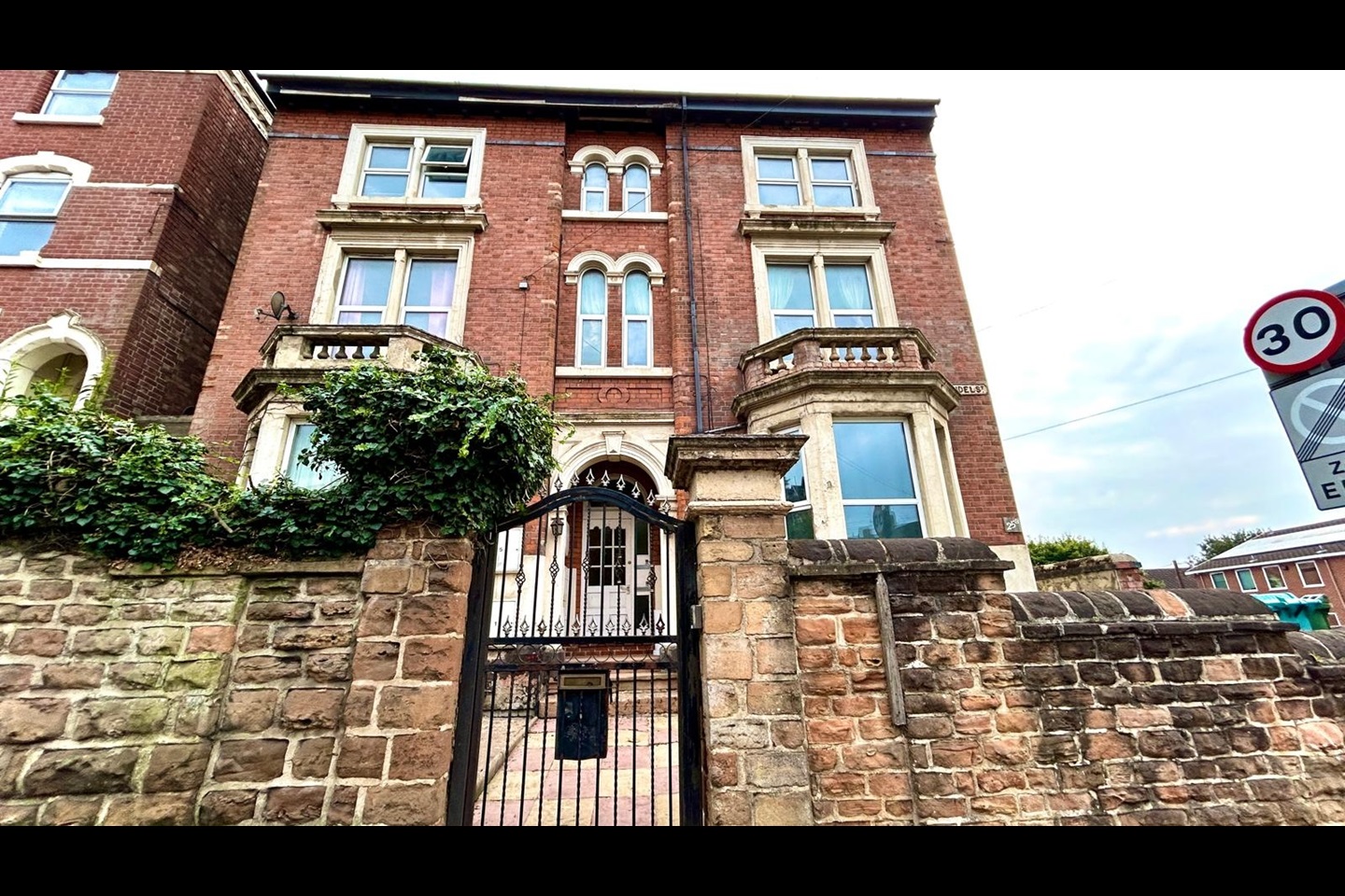 4 Bed Flat, Arundel Street, NG7, N1 7GU