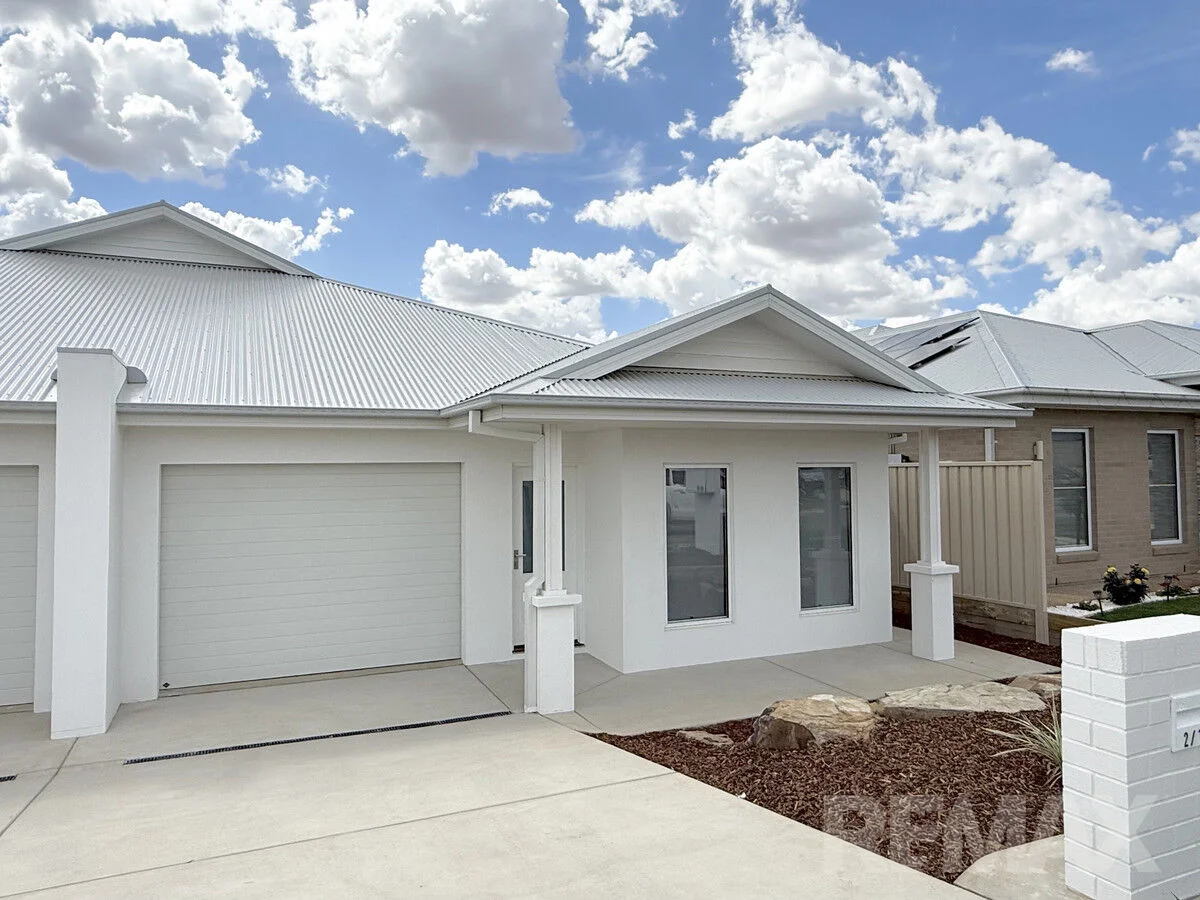 2/17 Tooleybuc Street, Gobbagombalin NSW 2650