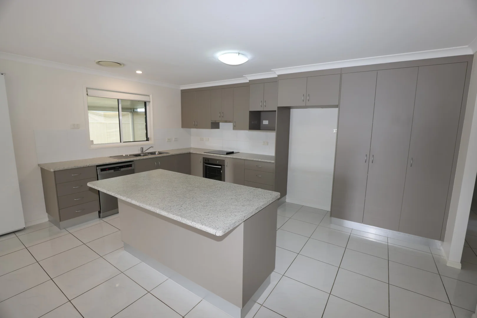 23 Thornton Street, Emerald QLD 4720 photo 4