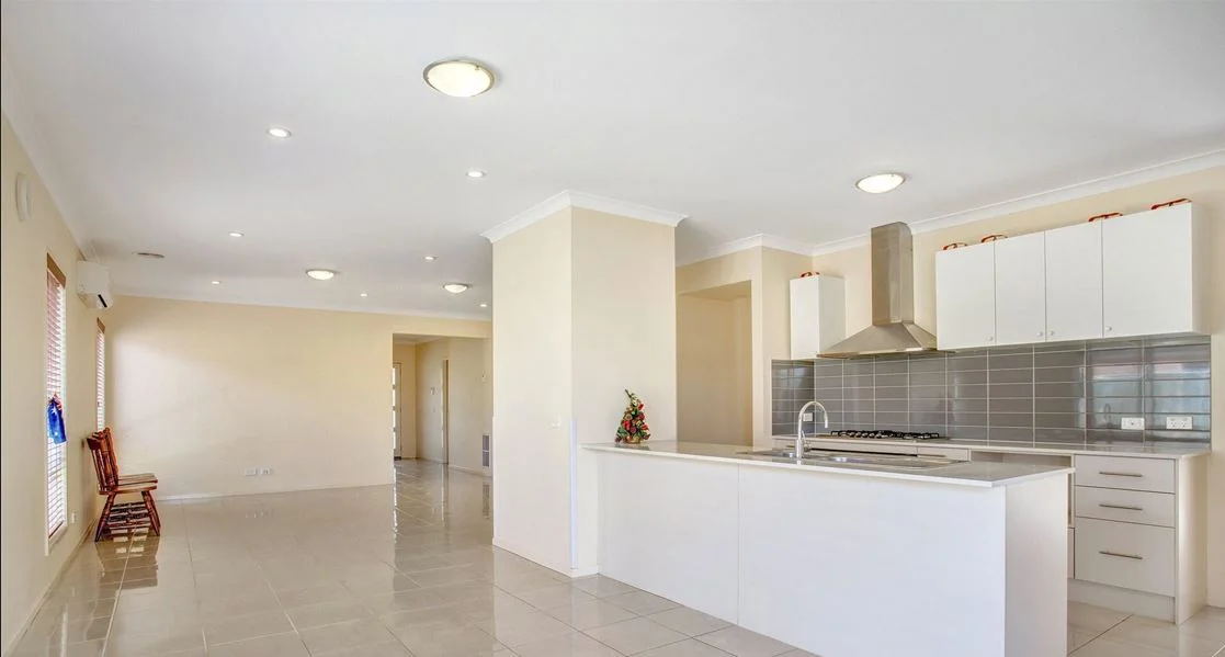 7 Piccolo Way, Point Cook VIC 3030 photo 2
