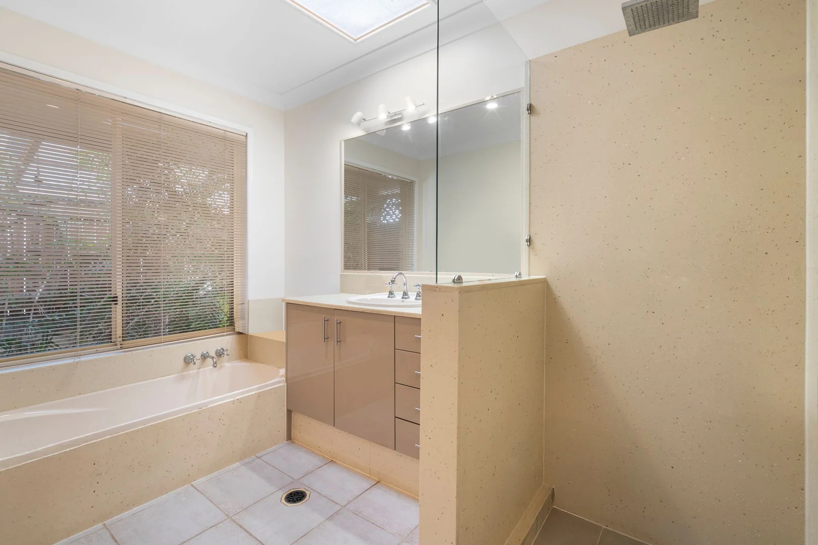 Additional image 9 of 242 Nineteenth Avenue, Elanora QLD 4221